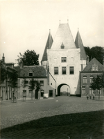 F009638 De (witte) Koornmarktspoort aan de stadszijde rond 1910.