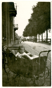 F009645 Johan Reinier I Berk (1924-1984) in de kinderwagen voor het ouderlijk huis aan de IJsselkade. J.R. Berk was een ...