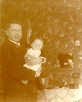 F009649 Vader Johannes Berk (geb. 4 jul 1897) met zijn zoon Johan Reinier I Berk (1924-1984) op zijn arm.