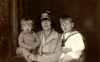 F009650 Jeane Berk-Waanders (1901-1942) met haar zonen op jonge leeftijd, (ca. 1.5 en 3 jaar) Johan Reinier Berk ...