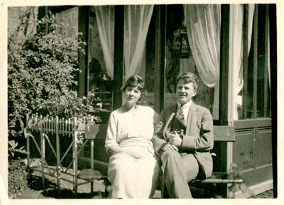 F009651 Johannes Berk (geb. 1897) met zijn verloofde Jeanne Waanders (geb.1901 - overl. 1942) in de tuin van Johan ...