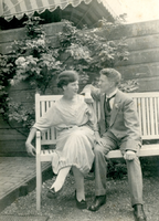 F009652 Jeanne Waanders (1901-1942) met haar verloofde Jan (Johannes) Berk (geb. 1897) in de tuin aan de Frederik ...