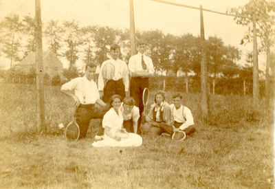 F009656 De tennisbaan aan de Oosterholtsesteeg in IJsselmuiden, zittend geheel rechts G. v.d. Wal.