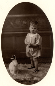 F009657 Johan Reinier I Berk als kleuter, hij is geboren op 21 nov 1924 - overl. 19 mrt 1984 te Simonshaven, zoon van ...