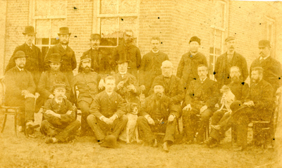 F009658 Ommerschans met oude Rein, de overgrootvader van Gait Berk. De heer zittend derde van links (met sigaar) is ...