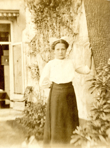 F009660 Jeanne Waanders, geboren te Kampen op 4 december 1901 in Weltevreden, Batavia, Java, ze trouwde met Johannes ...