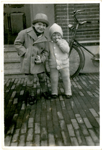 F009661 Johan Reinier Berk (geb. 1924) en Gerhard Lambert Berk (geb. 1927) voor het ouderlijk huis aan de IJsselkade 35 ...