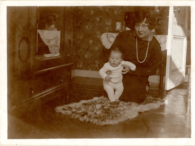 F009662 Jeanne Berk-Waanders (1901-1942) met haar zoon Johan Reinier I Berk (geb. 1924).