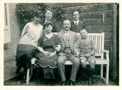 F009663 Johannes Berk (geb. 1897) staand rechts van Jeanne Waanders en achter haar moeder Dina ten Bruggencate ...