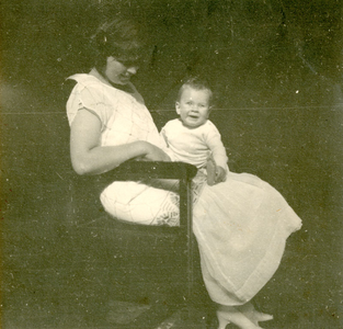 F009665 Jeanne Berk-Waanders (geb. 1901) met haar zoon Johan Reinier Berk (geb. 1924).