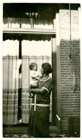 F009667 Johan Reinier Berk (geb. 1924) op de arm bij N.N. in de tuin van de fam. Berk aan de IJsselkade 35 Kampen.