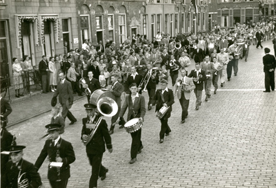 F009603 Jubileumfeest van de Koningklijke Kamper Emaillefabriek Berk op de Nieuwe Markt.