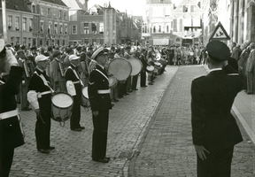 F009604 Jubileumfeest van de Koningklijke Kamper Emaillefabriek Berk op de Nieuwe Markt.