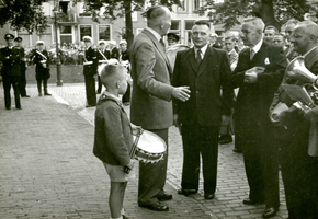 F009606 Jubileumfeest op de Nieuwe Markt, de man in het midden en uitgestrekte arm is Jan Berk (Jan van Gait).