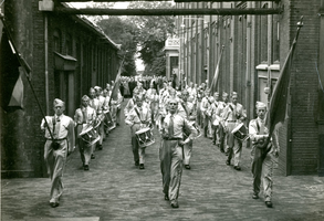 F009608 De drumband van Berk. De drie mannen op de voorste rij zijn v.l.n.r. Wichert Oldenbroek, N.N. v.d. Weerd, ...