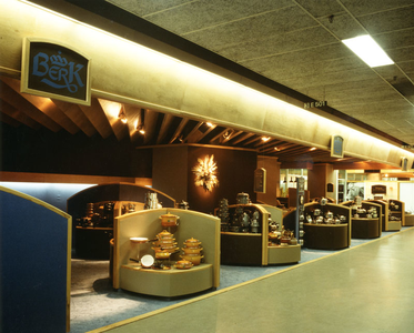 F009609 Berk pannen display op een beurs.