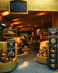 F009610 Berk pannen display op een beurs.