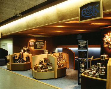 F009611 Berk pannen display op een beurs.