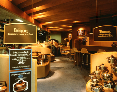 F009613 Berk pannen display op een beurs.