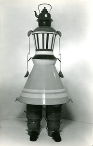 F009615 Figuur van diverse potten en pannen uit de Berk collectie voor een beurspresentatie.