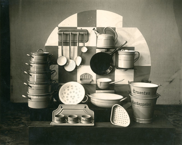 F009616 Display van de geëmailleerde Berk pannen, opscheplepels, schalen, emmers, vergiet, water- en melkkoker, etc.