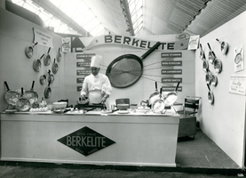 F009617 Kookdemonstratie op een beurs ter promotie van de Berkelite pannen.