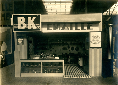 F009619 Stand van Berk op een beurs waar alle BK Emaille kookgerei wordt gepresenteerd.