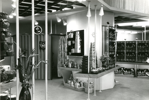 F009622 De Berk stand met emaille- en aluminium kookgerei op de jaarbeurs van 1954 in Brussel.