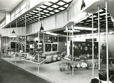 F009623 De Berk stand (links) met emaille- en aluminium kookgerei op de jaarbeurs van 1954 in Brussel.