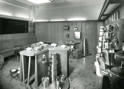 F009625 De Berk stand met aluminium- en emaille- en kookgerei op de Voorjaarbeurs van 1954 in Utrecht.