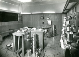 F009625 De Berk stand met aluminium- en emaille- en kookgerei op de Voorjaarbeurs van 1954 in Utrecht.