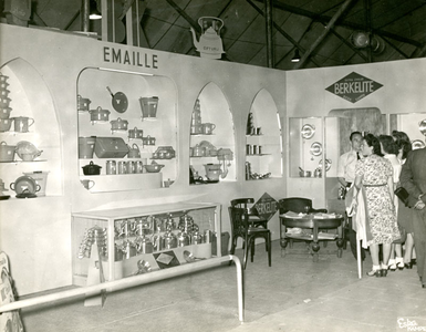F009629 Een aantal huisvrouwen krijgen uitleg over de BK Emaille en Berkelite pannen etc. presentatie in Zwolle, Hilto 1947.