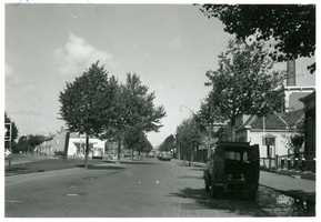 F013071 IJsseldijk ter hoogte van de melkfabriek en de splitsing bij de voormalige garage met de Apeldoornsestraat.