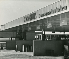 F000132-2 Drie silo's bij bedrijfsgebouw fa. Kamphuis, bouwmaterialen op het industrieterrein aan de Ambachtstraat.