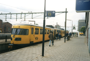 F009280 130 jaar Kamperlijntje 1995Perron 13 in Zwolle met de Engel, de trein die de verbinding heeft tussen Kampen en ...