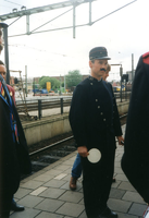 F009281 130 jaar Kamperlijntje 1995Den conducteur van toen op het perron in Zwolle.