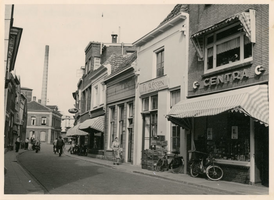 F000357 De Oudestraat met o.a. nr. 227 (witte voorgevel met de opgestapelde kratten bij de voordeur) Dit deel van de ...