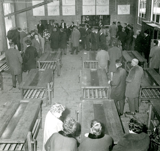 F000596-2 Interieur van de Chr. Lagere Landbouwschool met genodigden aan de Spoorkade nr. 25 na de verbouwing.