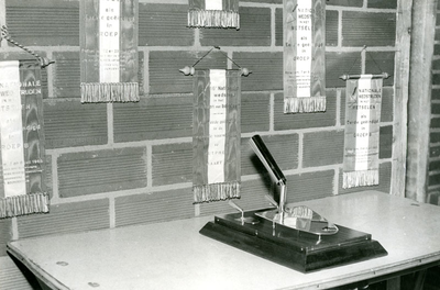 F000593-2 Een wand met diverse prijzen die in de loop der jaren zijn gewonnen, waaronder ook een troffel door de ...