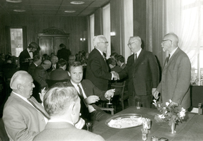 F009585 Johannes Berk geb.1897 en J.H. Schrader geb.1897 nemen afscheid als bestuursleden van de Kamper Nutsspaarbank ...