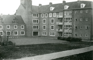 F000528-2 Achterzijde en binnenplaats van Huize Margaretha aan de Burgwal nr. 45. De dakkapellen links op de foto zijn ...