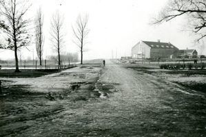 F000784-01 De Flevoweg in de jaren vijftig van de vorige eeuw, de verbindingsweg tussen Kampen en Oostelijk Flevoland, ...