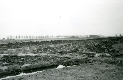 F000784-11 Grondwerkzaamheden aan de nieuw aan te leggen Flevoweg, de verbindingsweg tussen Kampen en Oostelijk Flevoland.