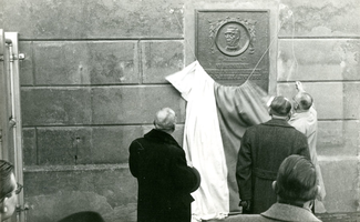 F009590 Onthulling van de plaquette op de zijmuur van de magazijn gebouwen op het terrein aan de Noordweg voor de ...