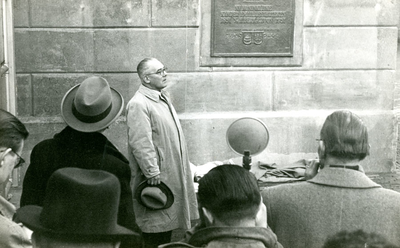 F009591 Onthulling van de plaquette op de zijmuur van de magazijn gebouwen op het terrein aan de Noordweg voor de ...