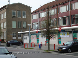 F013073 Winkelcentrum met de supermarkt in de Hanzewijk aan de Dr. Damstraat in 2008, links de voormalige LTS voor de ...