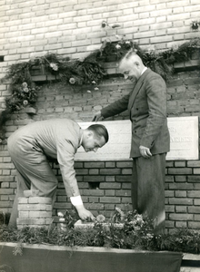 F009592 Onthulling van een plaquette, onbekend waar.