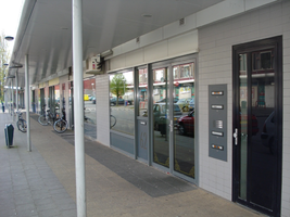 F013075 Winkelcentrum Hanzewijk aan de Dr. Damstraat in 2008, met daarboven appartementen, voor de sloop van de wijk.