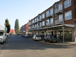 F013076 Winkelcentrum Hanzewijk aan de Dr. Damstraat in 2008, voor de sloop van de wijk.