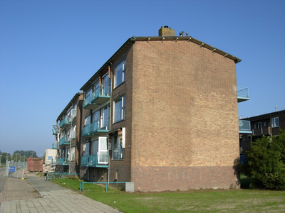 F013080 Hoek Rondweg en Dr. Damstraat met uitzicht op flat aan de Rondweg in de periode voor en tijdens de sloop van de wijk.